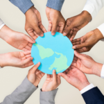 planète Terre tenue par plusieurs mains divers genres, divers origines